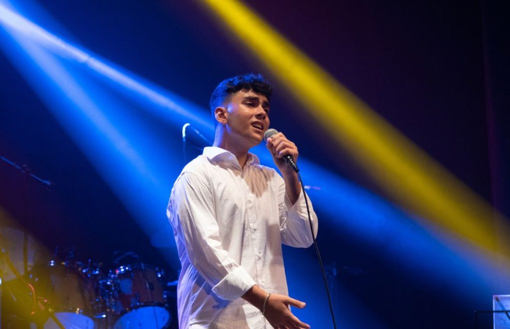 allievo mentre canta