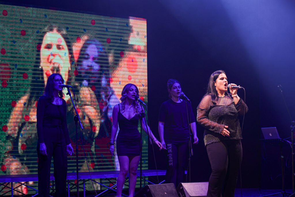 Una cantante e 3 coriste.