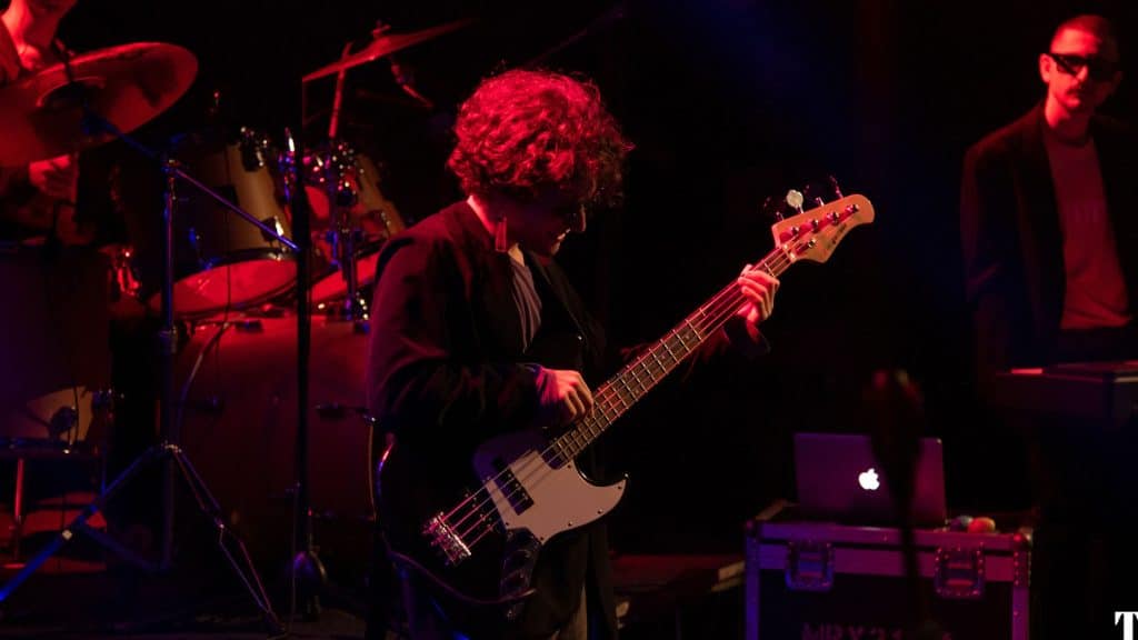 Si vede un bassista mentre suona