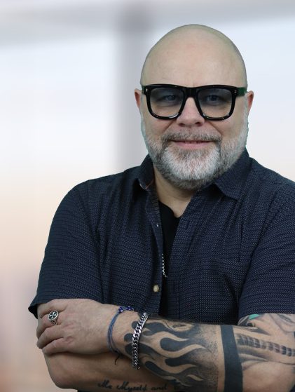 enzo capocelli in piedi